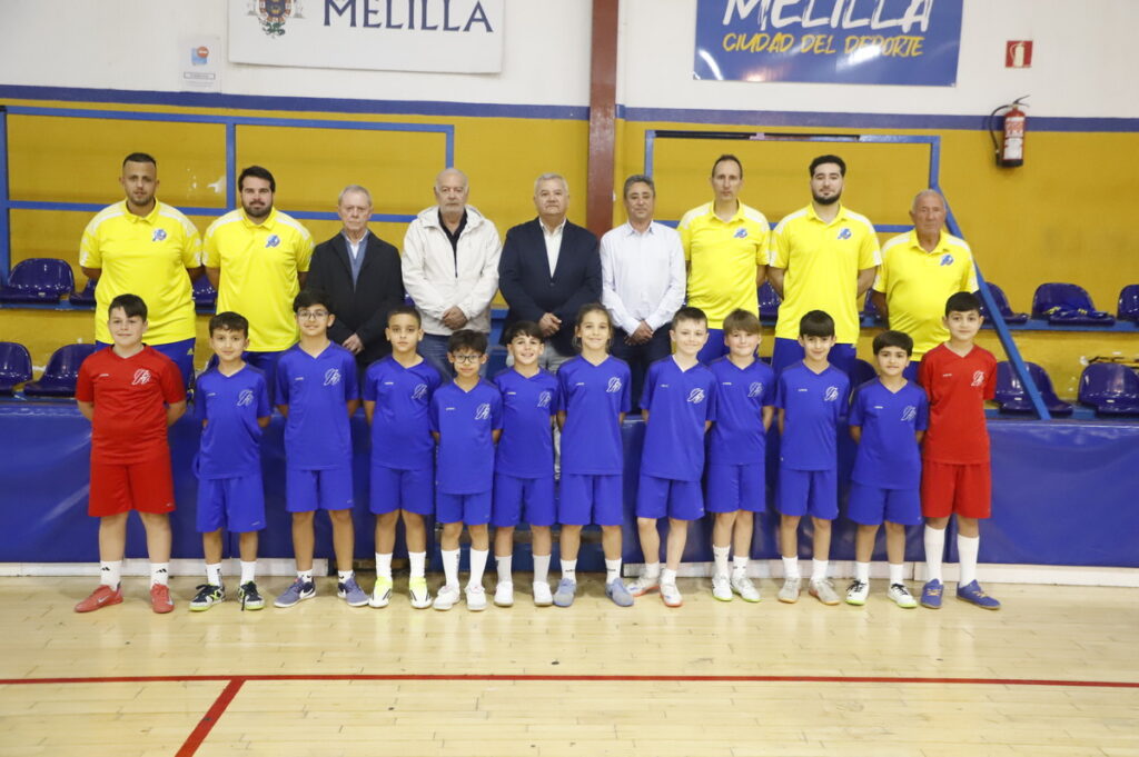 Equipo de fútbol sala masculino sub 10 en Melilla posando juntos