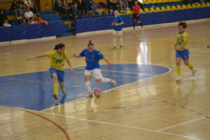 Jugadoras del Melilla Torreblanca y Almagro F.S.F. compiten en un partido de fútbol sala.