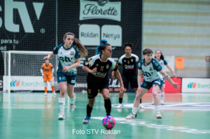 Jugadoras del Melilla Torreblanca C.F. en un partido de fútbol sala