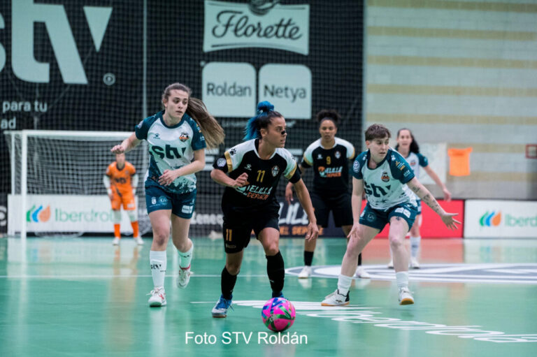 Jugadoras del Melilla Torreblanca C.F. en un partido de fútbol sala