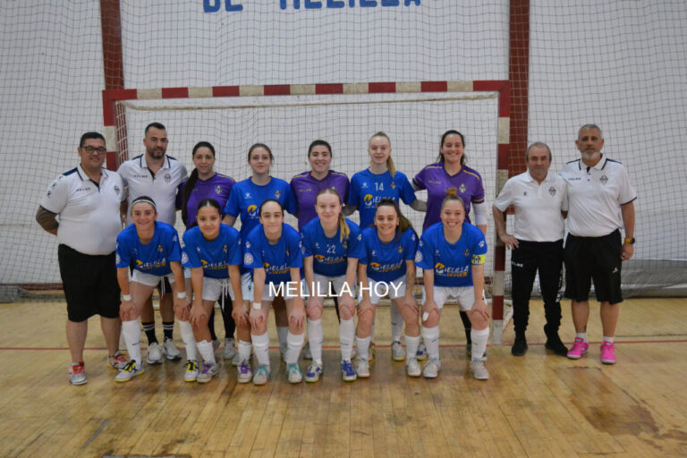 Equipo de fútbol sala del Melilla Torreblanca posando en el pabellón.