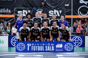 Equipo femenino de fútbol sala Melilla Torreblanca posando en la cancha