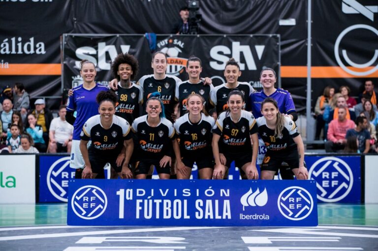 Equipo femenino de fútbol sala Melilla Torreblanca posando en la cancha