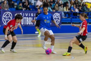 Jugadoras de fútbol sala compitiendo en un partido emocionante.