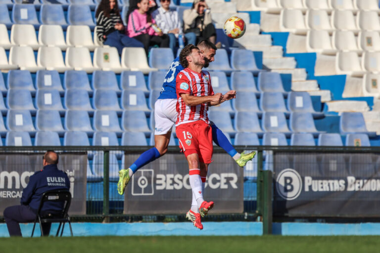 Jugadores de fútbol en acción durante un partido entre Melilla y Estepona