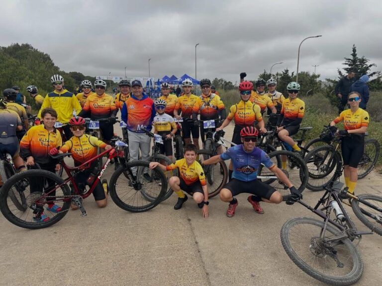 Grupo de ciclistas en el VII Memorial de BTT Julio César Flores