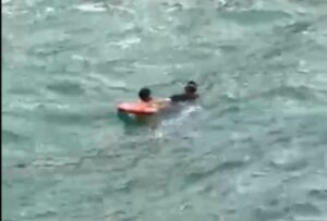 Menor siendo rescatado del agua por la Guardia Civil en Melilla