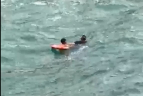 Menor siendo rescatado del agua por la Guardia Civil en Melilla