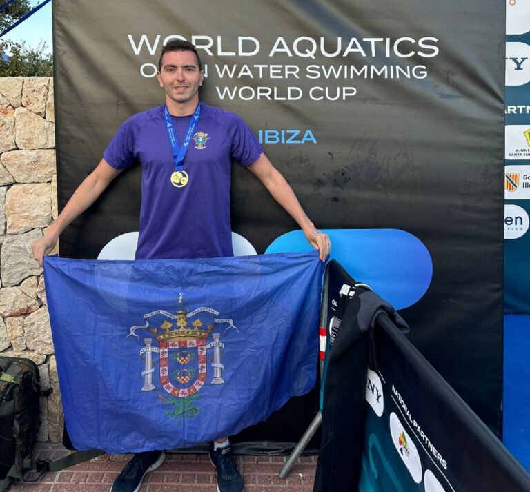 Miguel Ángel Rozas con medalla y bandera de Melilla en Ibiza