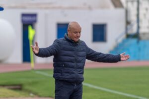 Entrenador Miguel Rivera pidiendo disculpas a la afición tras la derrota