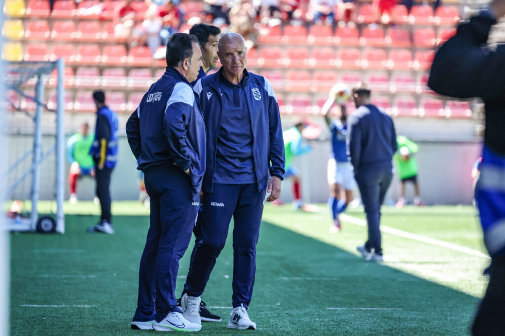 Miguel Rivera conversando con su equipo durante un partido de fútbol