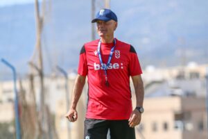 Miguel Rivera, entrenador de la U.D. Melilla, en un entrenamiento.