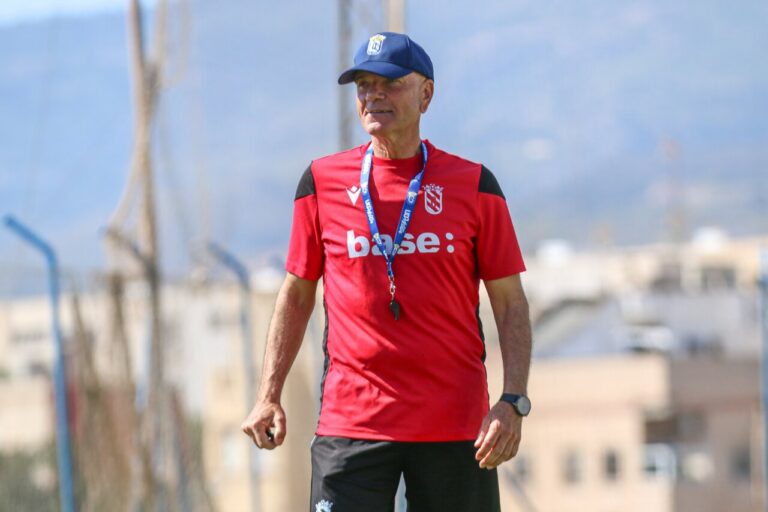 Miguel Rivera, entrenador de la U.D. Melilla, en un entrenamiento.