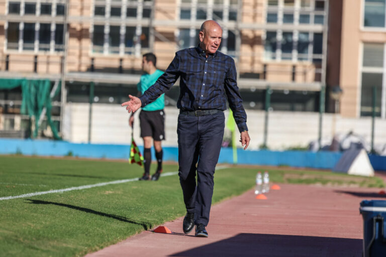Miguel Rivera dirigiendo al equipo de fútbol U.D. Melilla en el campo