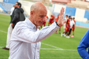 Miguel Rivera, entrenador de la U.D. Melilla, despidiéndose tras un partido.