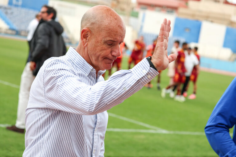 Miguel Rivera, entrenador de la U.D. Melilla, despidiéndose tras un partido.