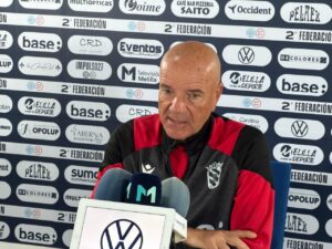 Miguel Rivera, entrenador de la U.D. Melilla, durante una rueda de prensa