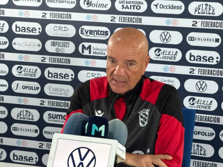 Miguel Rivera, entrenador de la U.D. Melilla, durante una rueda de prensa