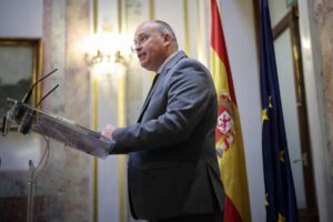 Miguel Tellado hablando en una conferencia del PP en el Congreso