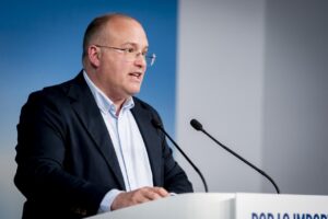 Miguel Tellado hablando en una conferencia del Partido Popular