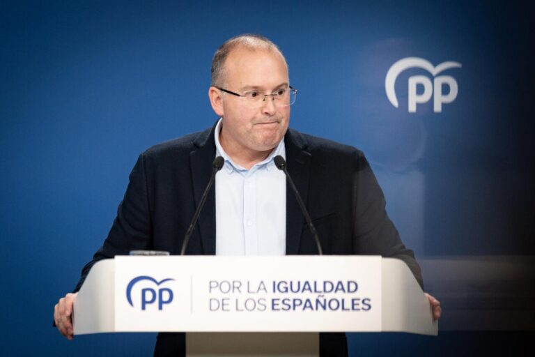 Miguel Tellado durante una rueda de prensa sobre el pacto PP-Vox en Extremadura