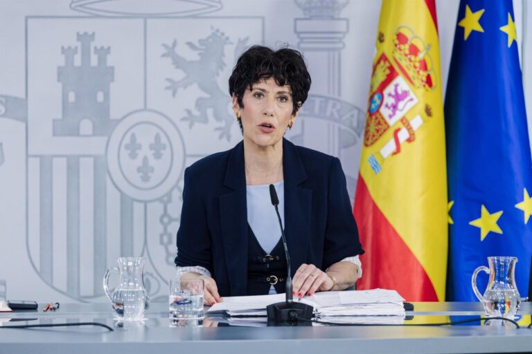 La ministra Elma Saiz durante una rueda de prensa sobre migración.