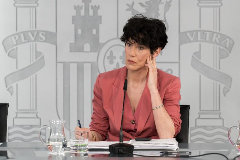 Ministra Elma Saiz durante una rueda de prensa sobre solicitudes de regularización de migrantes.