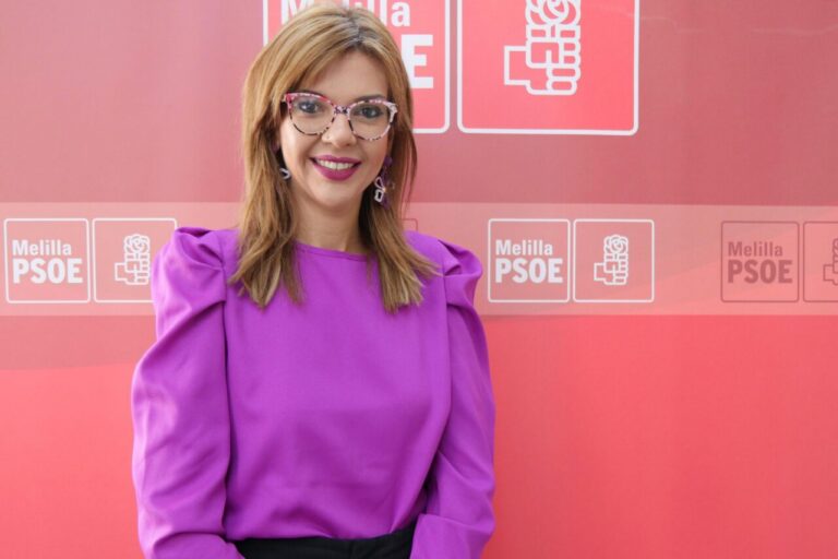 Mujer con blusa morada en evento del PSOE en Melilla