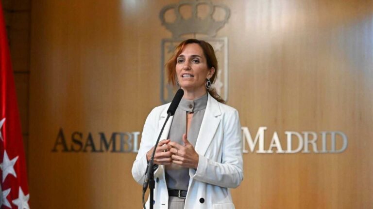 Mónica García hablando en una conferencia sobre sanidad en Madrid
