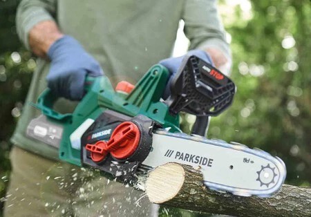 Motosierra recargable PARKSIDE cortando un tronco en el jardín