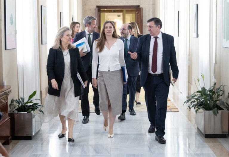 Ester Muñoz y otros miembros del Partido Popular en el Congreso