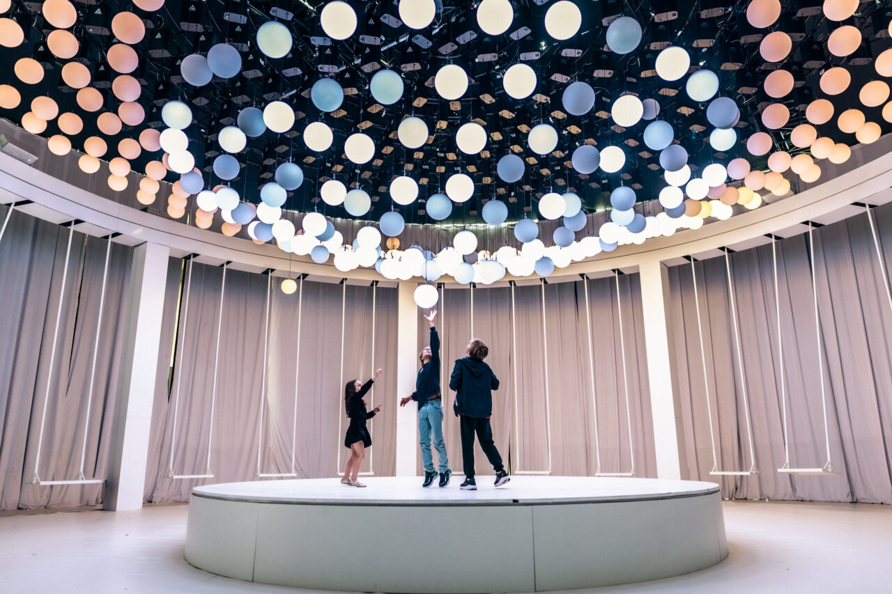 Personas interactuando con instalaciones en el Museo de Globos en Madrid