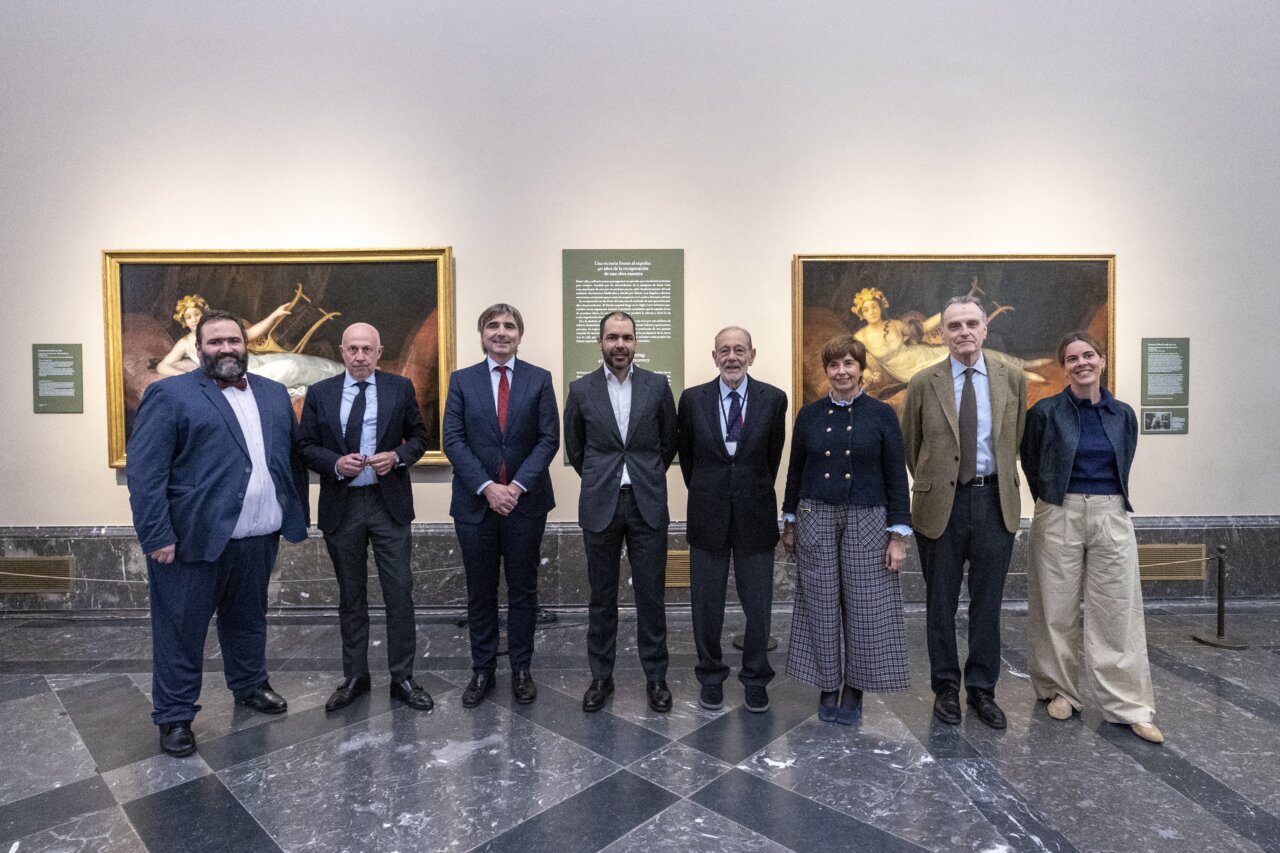Grupo de personas en el Museo del Prado junto a la obra La Marquesa de Santa Cruz