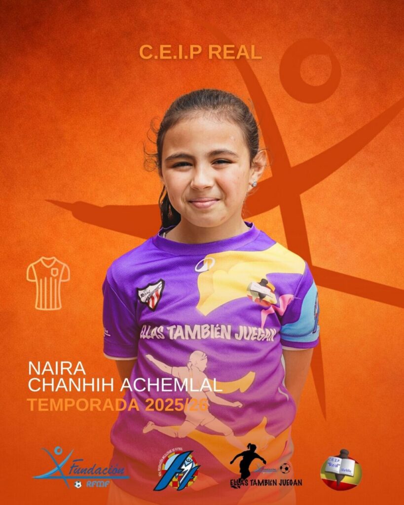 Niña sonriendo con camiseta de fútbol en un evento deportivo escolar