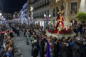 Procesión del Nazareno y las Lágrimas en Miércoles Santo con multitud de asistentes.