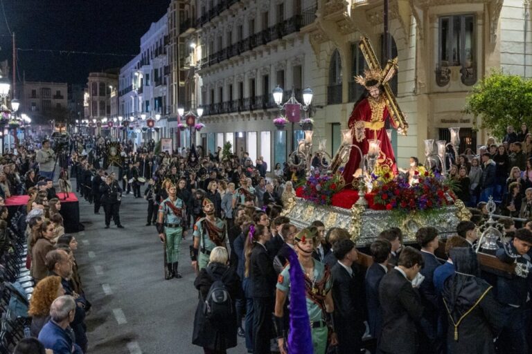 Procesión del Nazareno y las Lágrimas en Miércoles Santo con multitud de asistentes.
