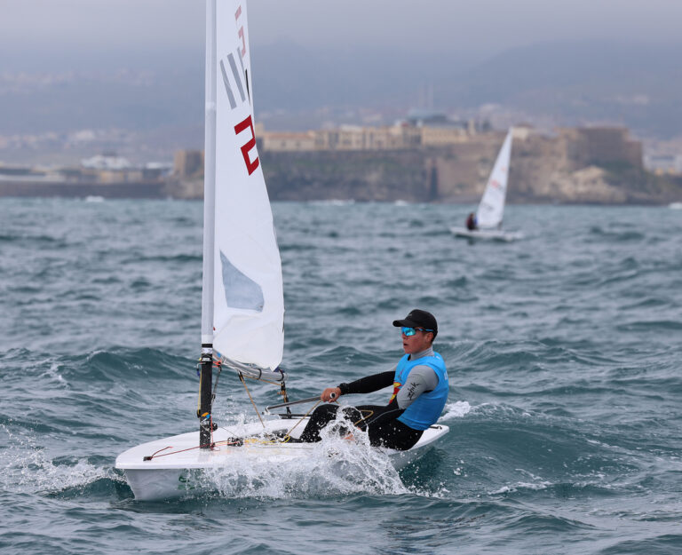 Nikko Palou navegando en una competición de Ilca6 en Melilla
