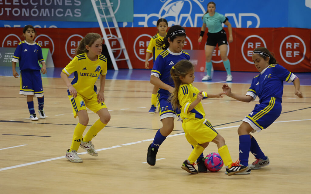Niñas jugando al fútbol sala en un partido en Melilla.