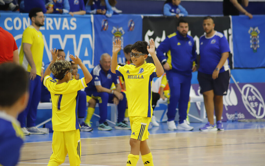 Dos niños de fútbol sala celebrando en un partido en Melilla