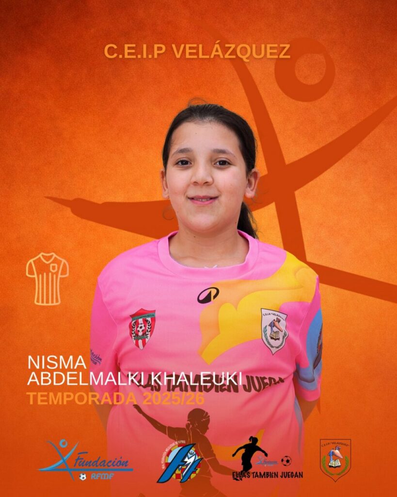 Nisma Abdelmalki en uniforme de fútbol del CEIP Velázquez