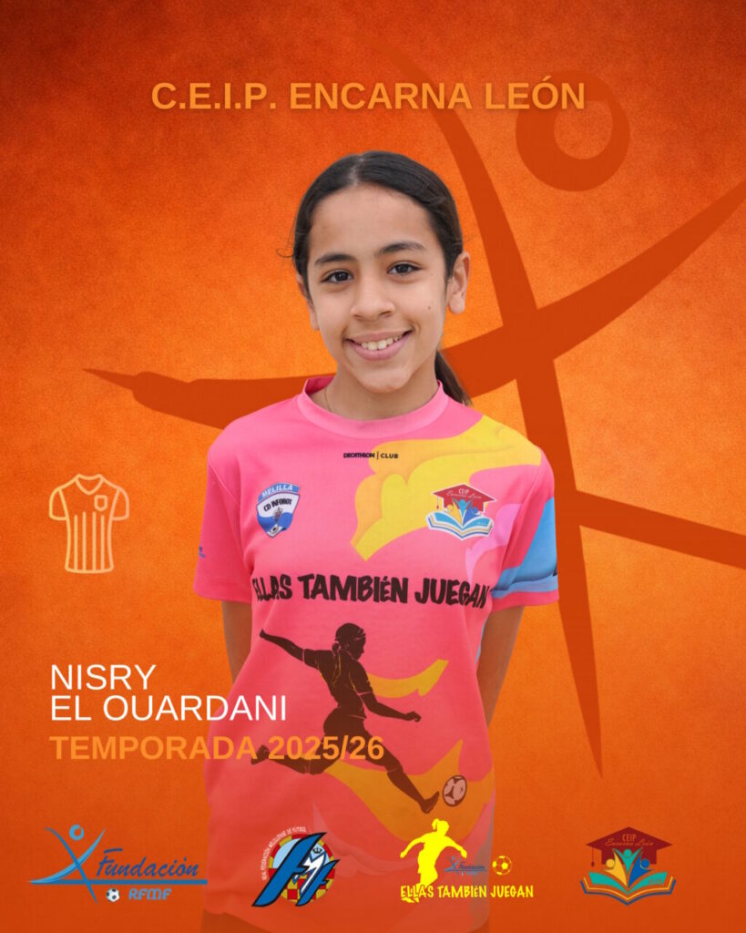 Niña sonriente con camiseta de fútbol del CEIP Encarna León