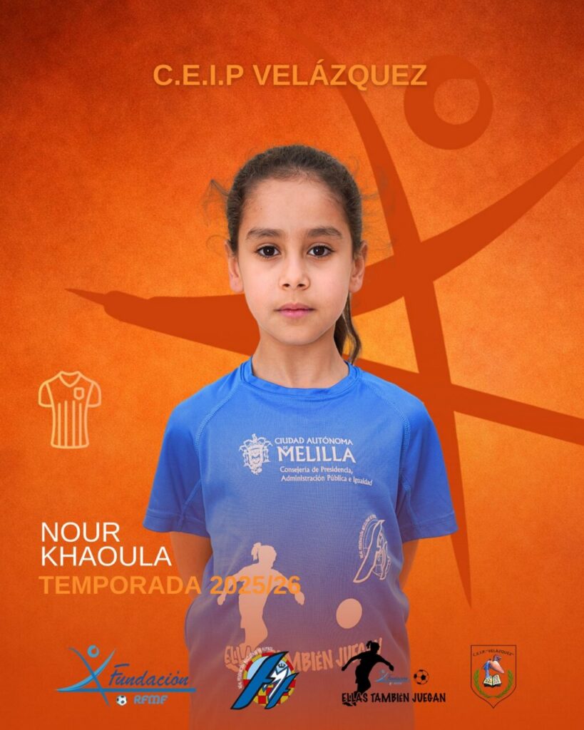 Retrato de Nour Khaoula en camiseta del CEIP Velázquez