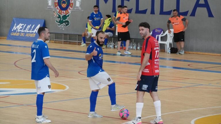 Jugadores del Nueva Era Melilla Fútbol Sala en un partido de fútbol sala