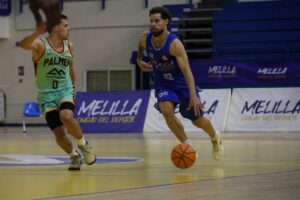 Jugadores de baloncesto en acción durante un partido en Melilla