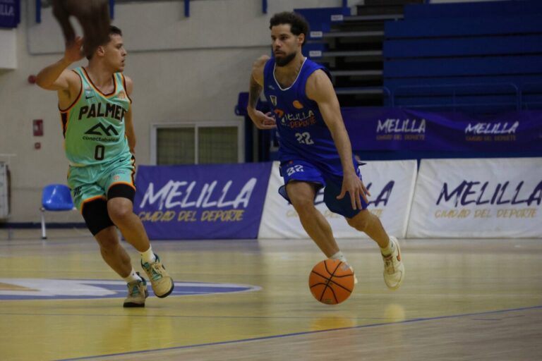 Jugadores de baloncesto en acción durante un partido en Melilla