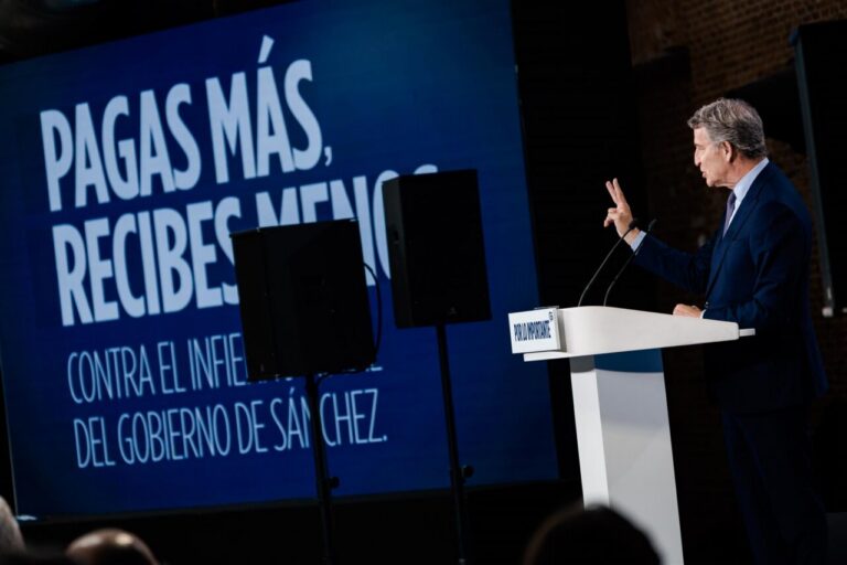 Alberto Núñez Feijóo hablando sobre impuestos en un evento del PP