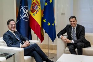 Reunión de líderes de la OTAN con banderas de España y la Unión Europea