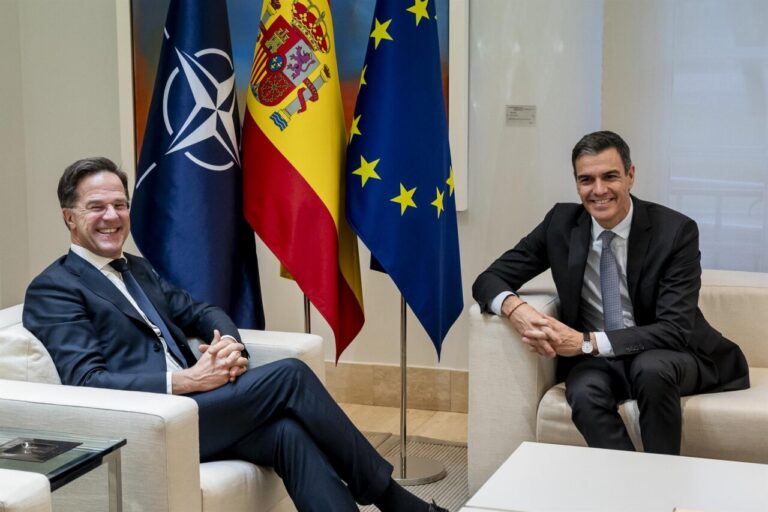 Reunión de líderes de la OTAN con banderas de España y la Unión Europea
