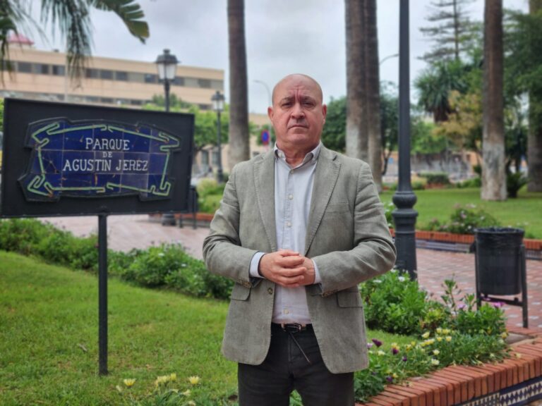 Hombre en el Parque de Agustín Jerez con un cartel detrás.