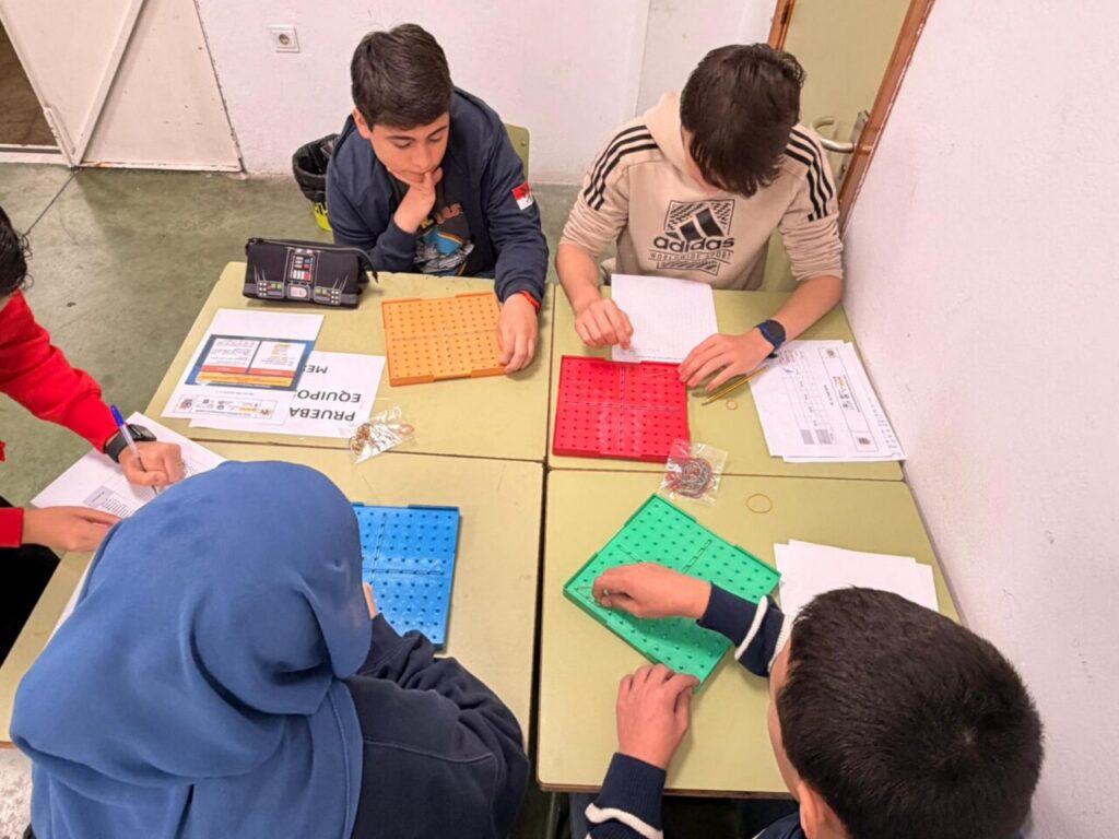 Estudiantes trabajando en equipo en una prueba de matemáticas